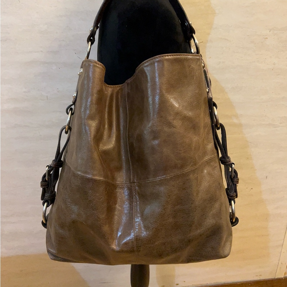 Tano Boogie Bucket, a classic leather hobo-style shoulder bag.